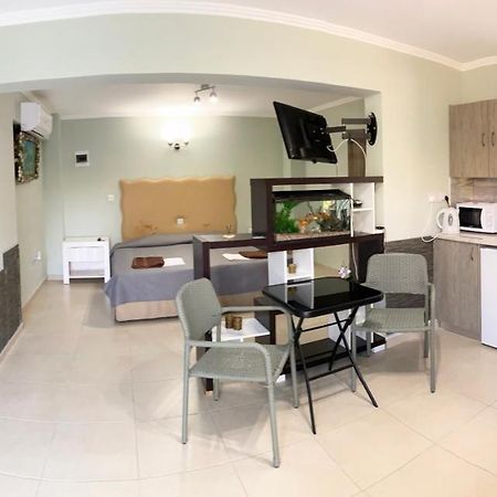 Livia'S Appartments Paphos Exterior photo