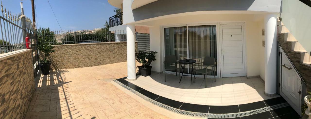 Livia'S Appartments Paphos Exterior photo